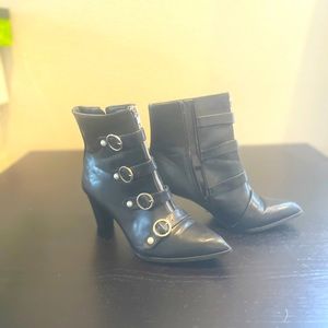 Perry loves Kenny black trendy booties